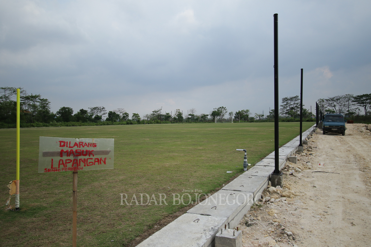 LENGKAPI FASILITAS: Dispora memastikan pembangunan pagar dan ruang ganti training ground sudah mencapai 60 persen. ANJAR DWI (PRADIPTA/RDR.LMG)