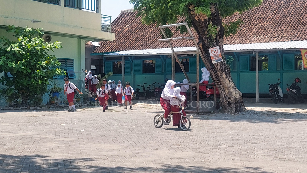 SEKOLAH: Siswa-siswi SDN Cepu tampak keluar dari kelas saat bel sekolah berbunyi. Hendak bergegas pulang. (LUKMAN HAKIM/RADAR BLORA)