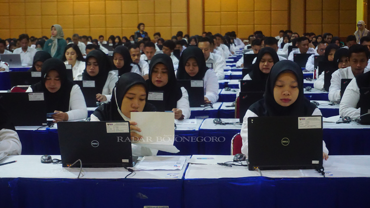 SERIUS; Peserta seleksi PPPK saat menjalani tes di Unigoro beberapa waktu lalu. (YUAN EDO/RADAR BOJONEGORO )