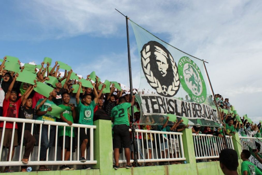GEMURUH: Gemuruh yel-yel dikumandangkan ratusan Saminista saat mendukung Persikaba di Stadion Kridosono.(IST/RDR.BJN)