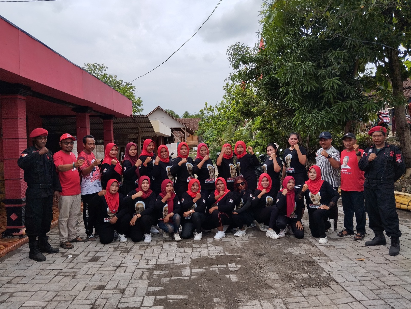 JUANG SICITA: Ibu-ibu juang SICITA foto bersama usai senam. Selain menyehatkan badan, juga mengenalkan Ganjar-Mahfud di pedesaan. (DPC PDIP BOJONEGORO FOR RADAR BOJONEGORO)