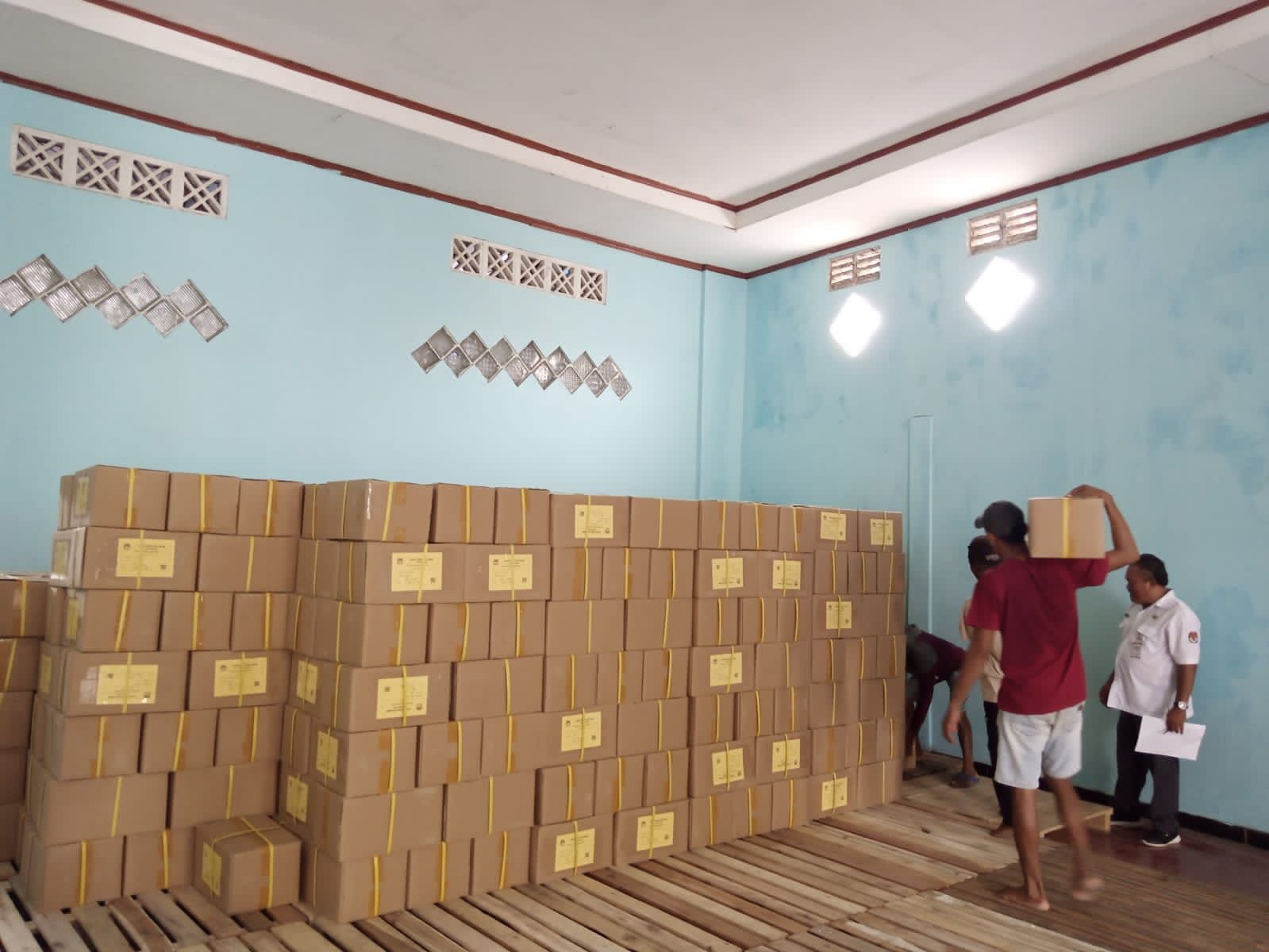 LOGISTIK: Kebutuhan logistik Pemilu Serentak 2024 mulai berdatangan. Surat suara dewan telah tiba di gudang KPU Blora pada Senin lalu (4/12). (IST/RADAR BLORA)