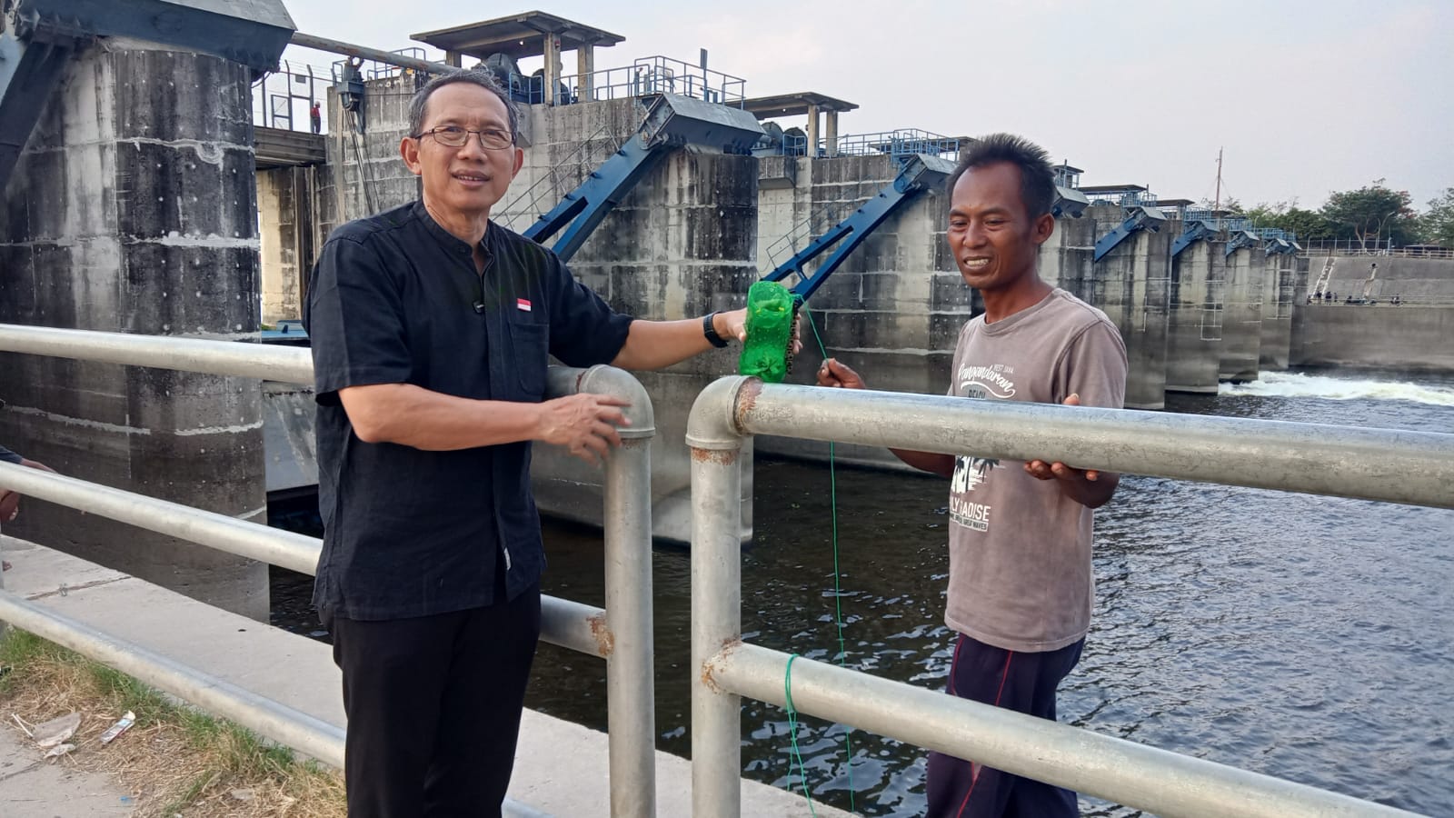 Mas Teguh Haryono bersama warga pencari ikan di bendungan gerak Bojonegoro. (IST/RDR.BJN)