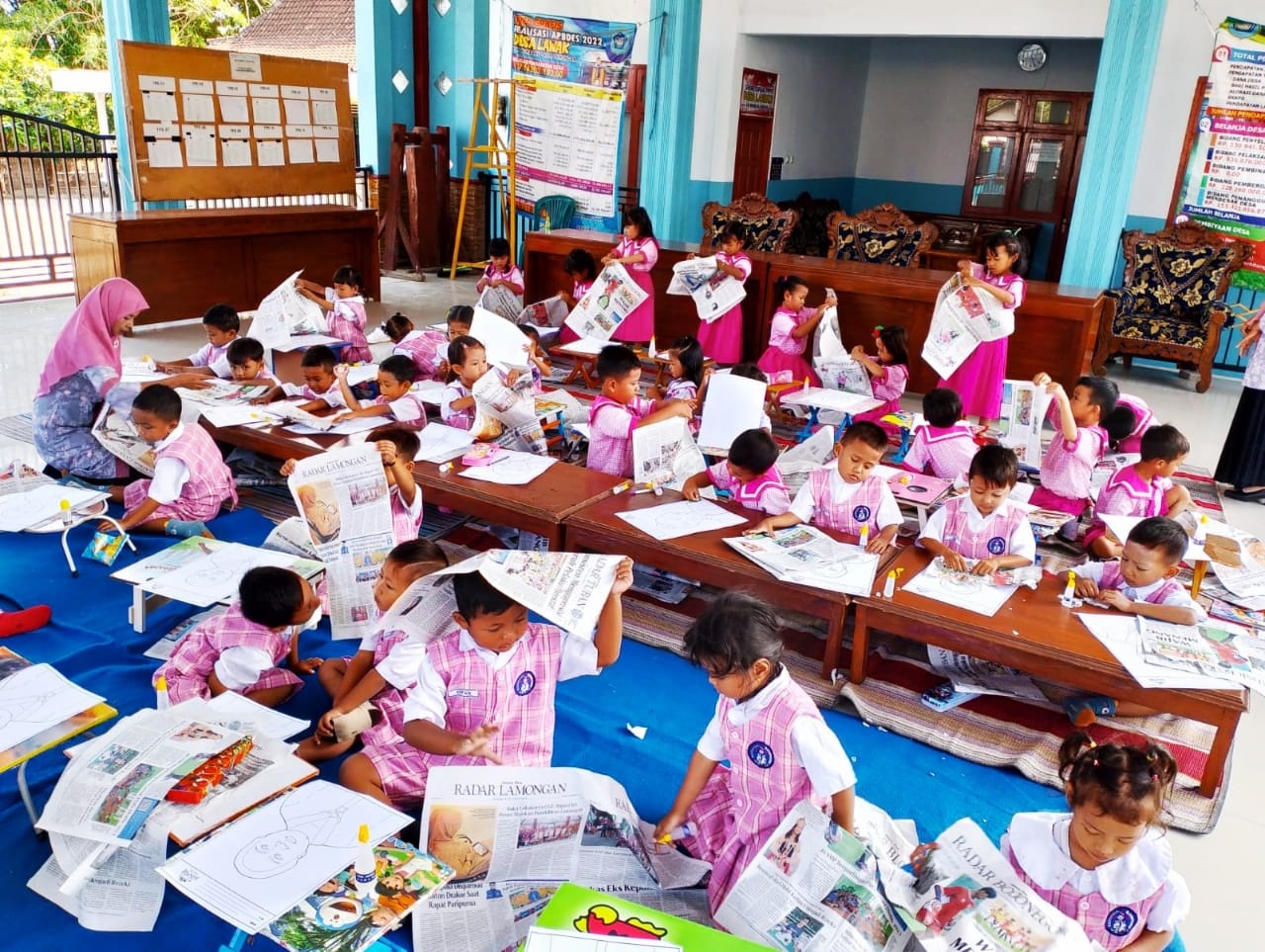 LATIH KEMANDIRIAN: Anak - anak di dua lembaga TK wilayah IGTKI Kecamatan Ngimbang mengerjakan kolase secara mandiri Kamis.(IST/RDR.LMG)