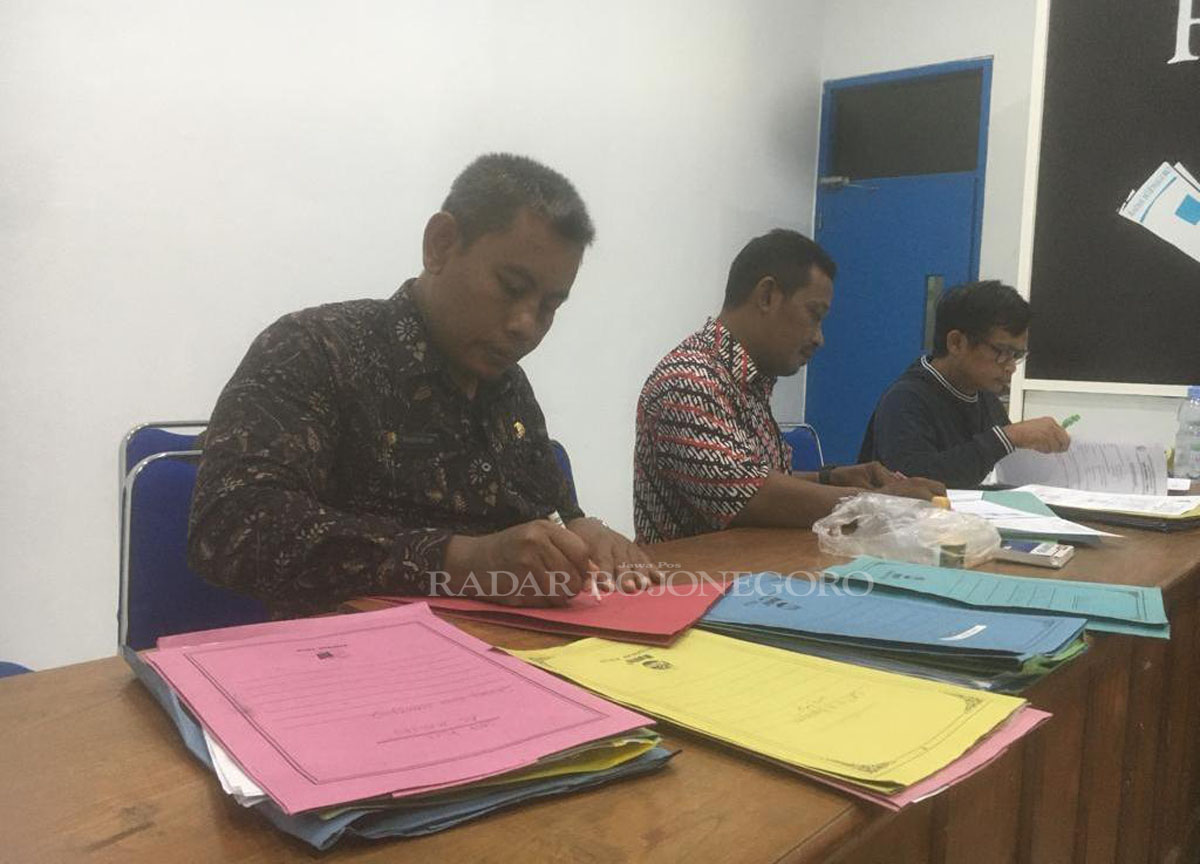 PERSIAPAN: Tim Panitia Turnamen Futsal Piala Dinas Pendidikan Bojonegoro sedang melakukan proses screening pemain kemarin (8/12). (IRVAN RAMDHON/RADAR BOJONEGORO)
