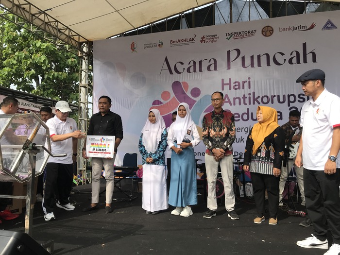 LOMBA: Pj Bupati Adriyanto bersama jajaran Forkopimda berikan hadiah kepada para pemenang lomba momen Hakordia 2023 usai acara jalan sehat, Sabtu pagi (9/12). BHAGAS DANI/RADAR BOJONEGORO