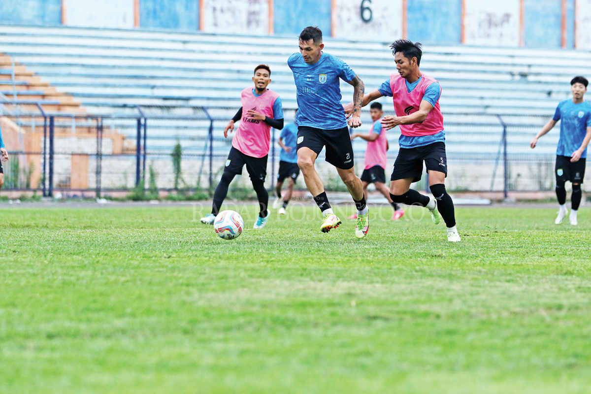 KESEMPATAN ROTASI: Absennya Escobar dan Aldi Al-Achya, membuat tim pelatih Persela harus mencari alternatif saat menjamu Persipa Pati, Minggu (17/12).(ANJAR DWI PRADIPTA/RDR.LMG)