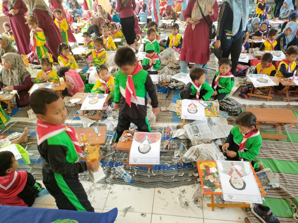 SEMARAK: Sebanyak 531 siswa TK se-Kecamatan Kalitengah mengikuti festival kolase di Pendopo Kecamatan Kalitengah, Sabtu (9/12).(IST/RDRLMG)
