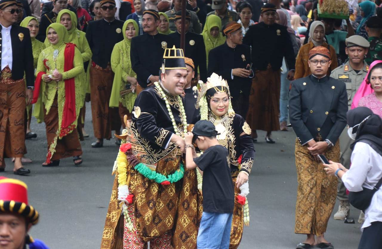 MERIAH: Pawai Budaya dalam rangka Hari Jadi Blora ke-274 tahun berlansung meriah Minggu(10/12).Hari ini bakal digelar upacara hari jadi dan grebeng gunungan  ( IST/RADAR BOJONEGORO)