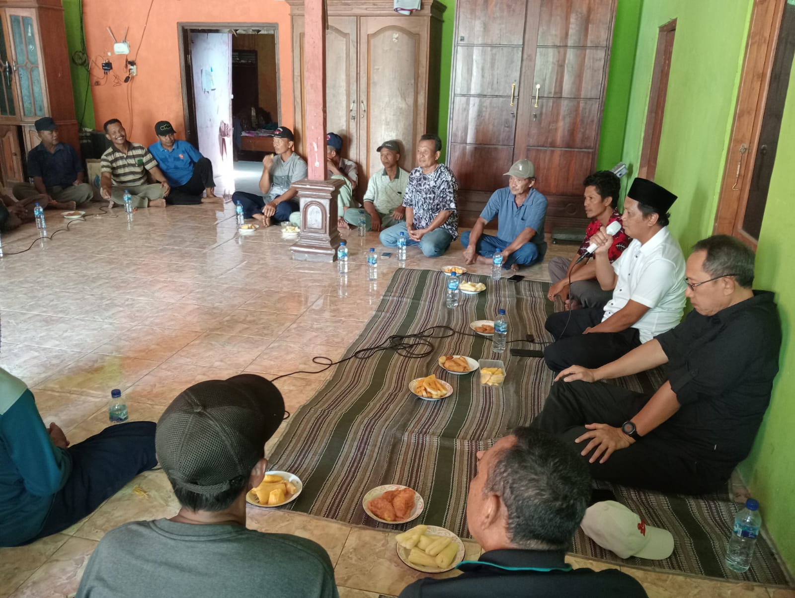 Mas Teguh berkesempatan hadir dan diskusi bersama Poktan Kecamatan Sukosewu. (IST/RDR.BJN)