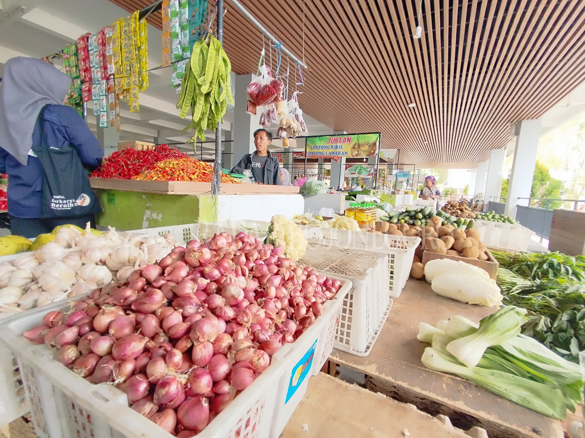 MERANGKAK NAIK: Harga bawang merah di pasaran merangkak naik hingga tembus Rp 30 ribu per kilogram. HAKAM ALGHIFARI/RDR.BJN)