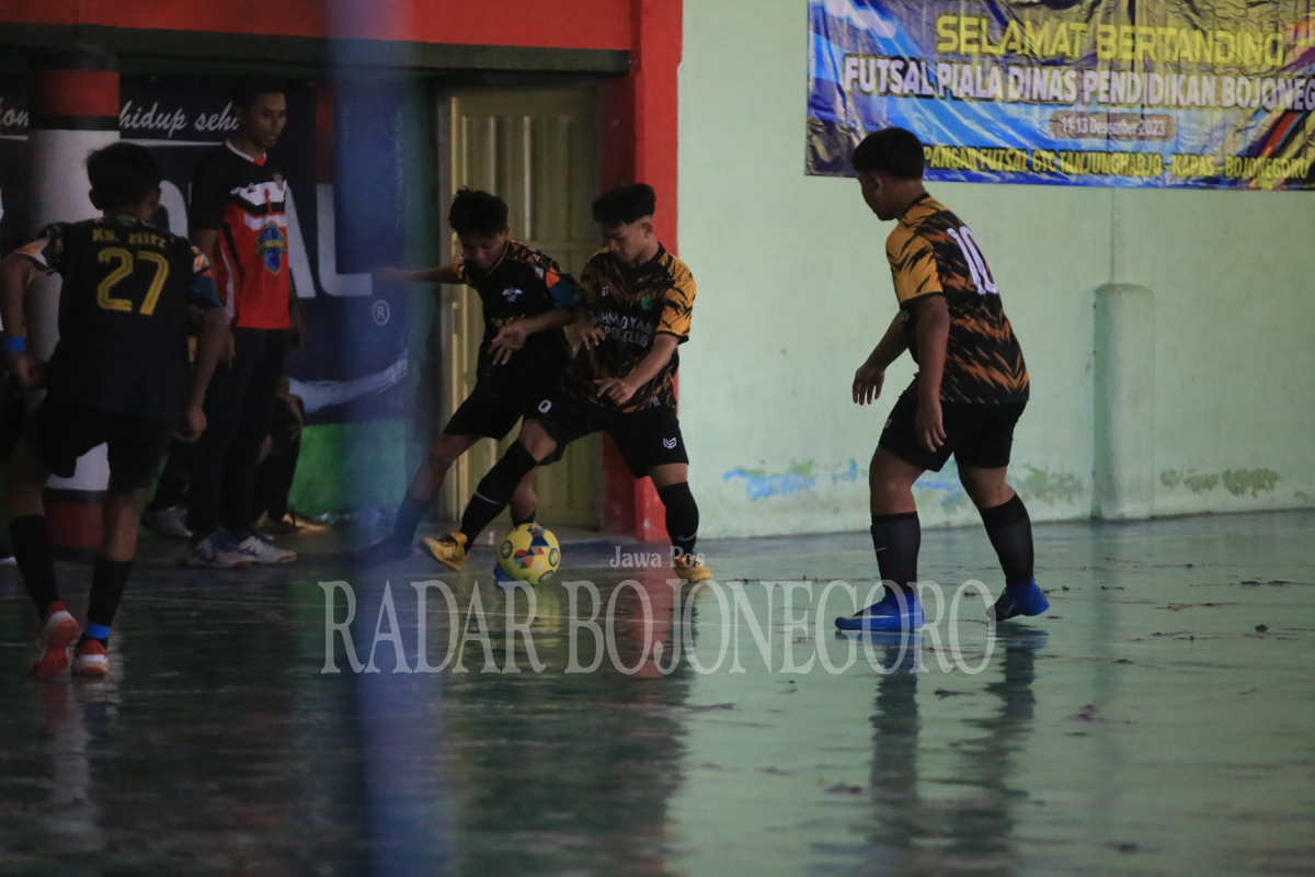 SERU: Kickoff Turnamen Futsal Disdik Bojonegoro 2023 Senin (11/12) berlangsung seru.(HAKAM ALGHIFARI/RDR.BJN)