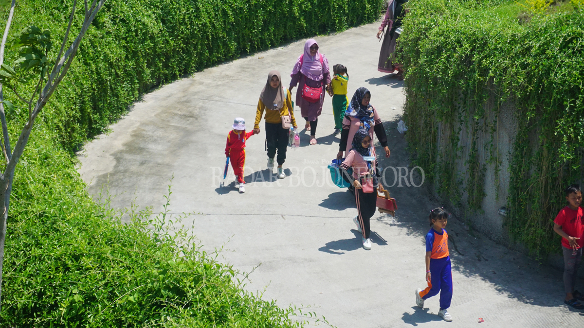 PENASARAN: Warga mengunjungi Waduk Gongseng karena penasaran. (YUAN EDO/RDR.BJN)
