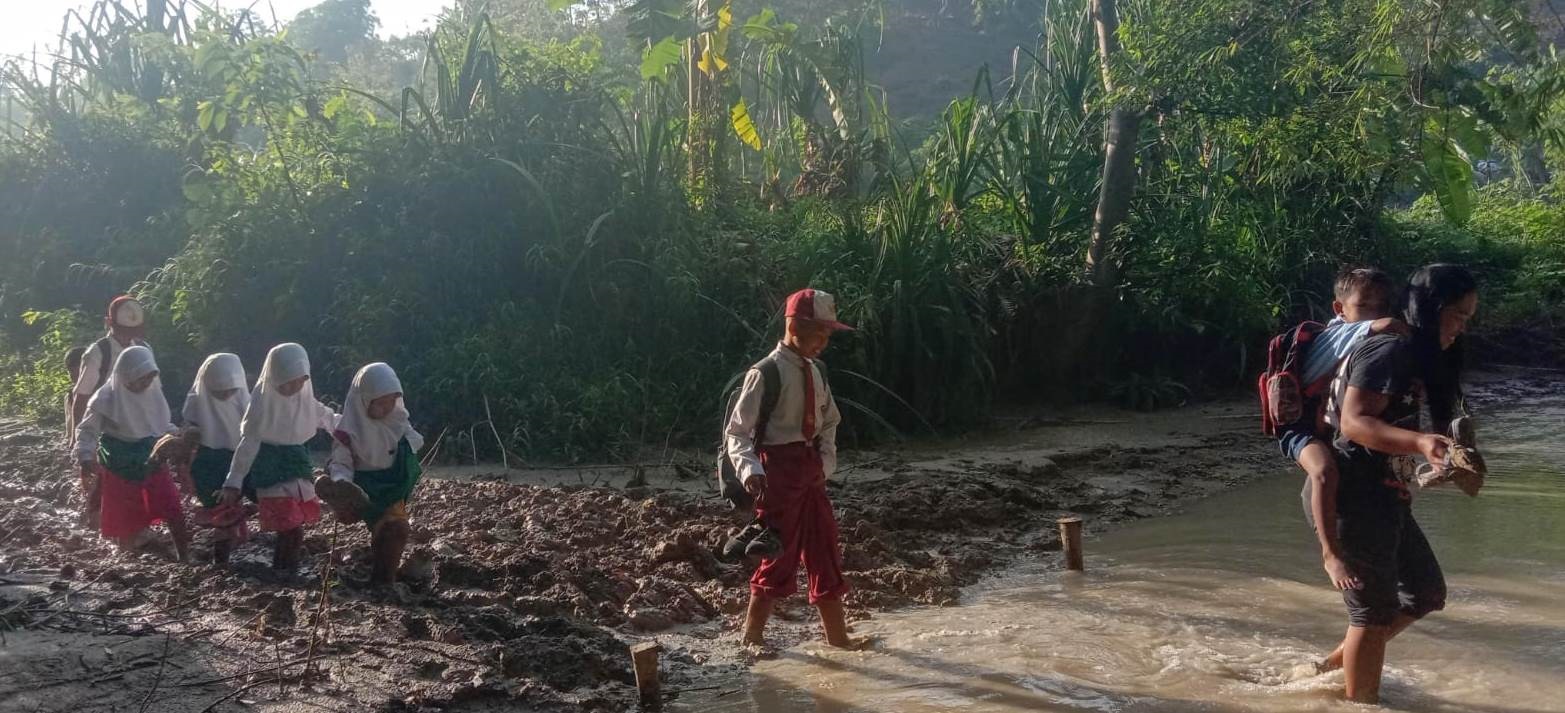 MENYEBERANG SUNGAI: Siswa di Dusun Koripan, Desa Napis, Kecamatan Tambakrejo terpaksa menyeberang sungai saat berangkat dan pulang sekolah.(PEMDES NAPIS/ RADAR BOJONEGORO)