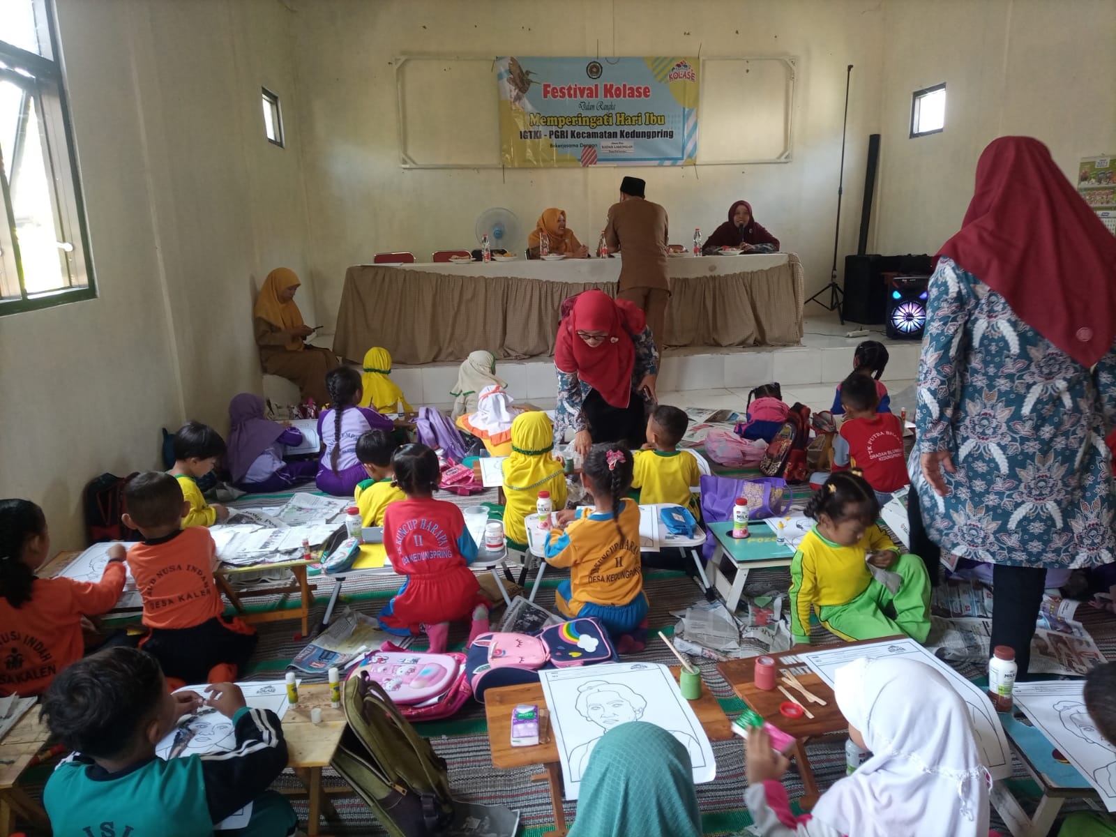 MENYENANGKAN: Siswa TK di Kecamatan Kedungpring antusias mengikuti lomba kolase.  (IST./RDR.LMG )