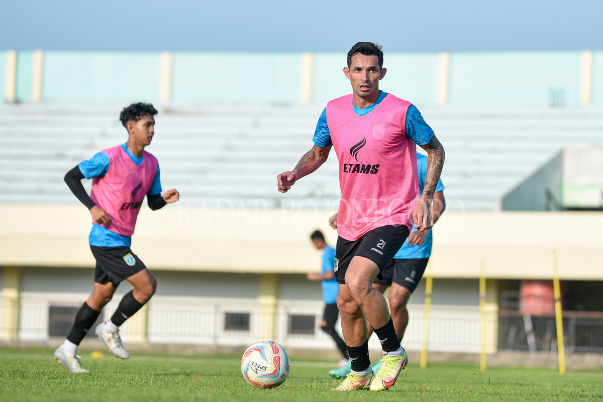 PERSIAPAN: Silvio Escobar saat berlatih di Stadion TSC meski absen melawan Persipa, Minggu (17/12). Kini Panpel Persela berupaya memenuhi catatan tim RA, bisa menggelar laga tersebut secara maksimal