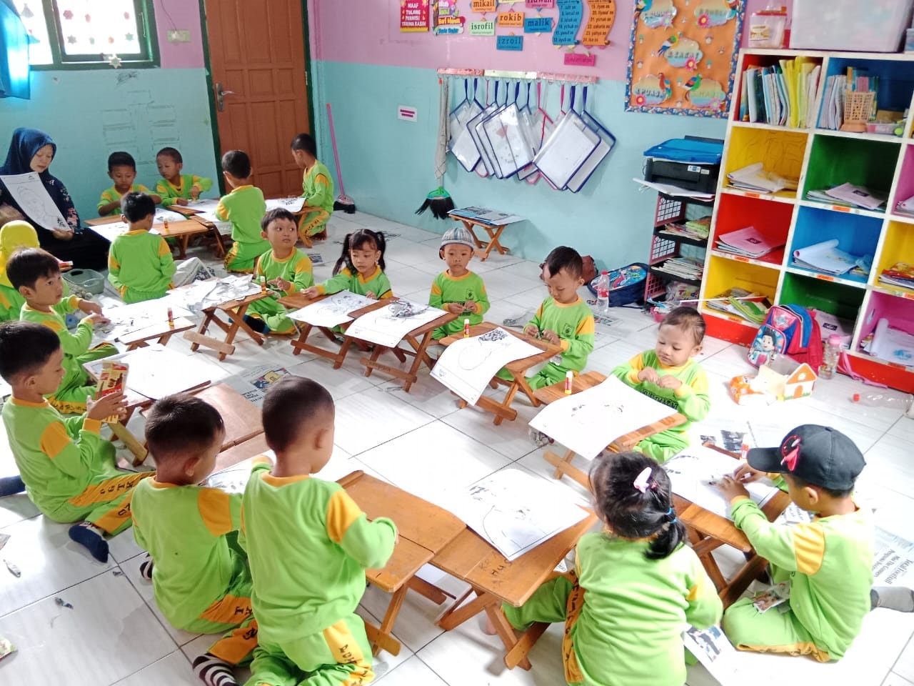 TELATEN: Potret siswa TK di Kecamatan Glagah yang secara antusias mengerjakan kolase. (IST./RDR.LMG)
