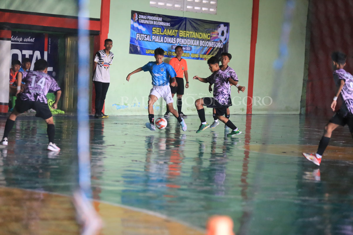 FINAL: Atlet futsal menampilkan performa terbaik dalam final turnamen Futsal Piala Disdik Bojonegoro 2023 Rabu (13/12). (HAKAM ALGHIFARI/RADAR BOJONEGORO)