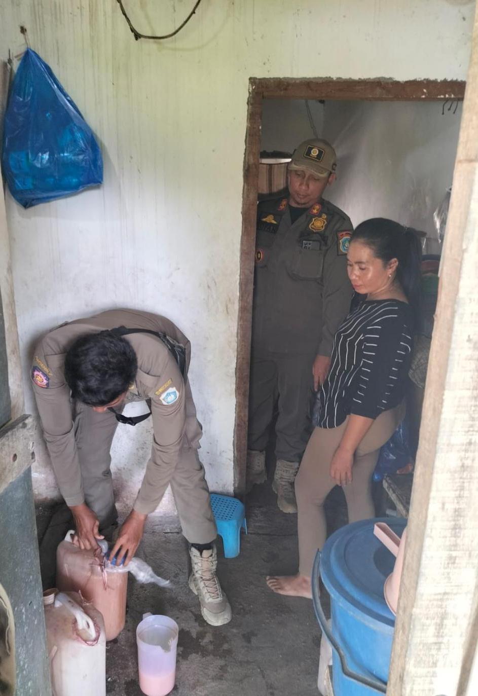 BARANG BUKTI: Jeriken berisi toak yang diamankan petugas Satpol PP Lamongan. (IST/RDR.BJN)