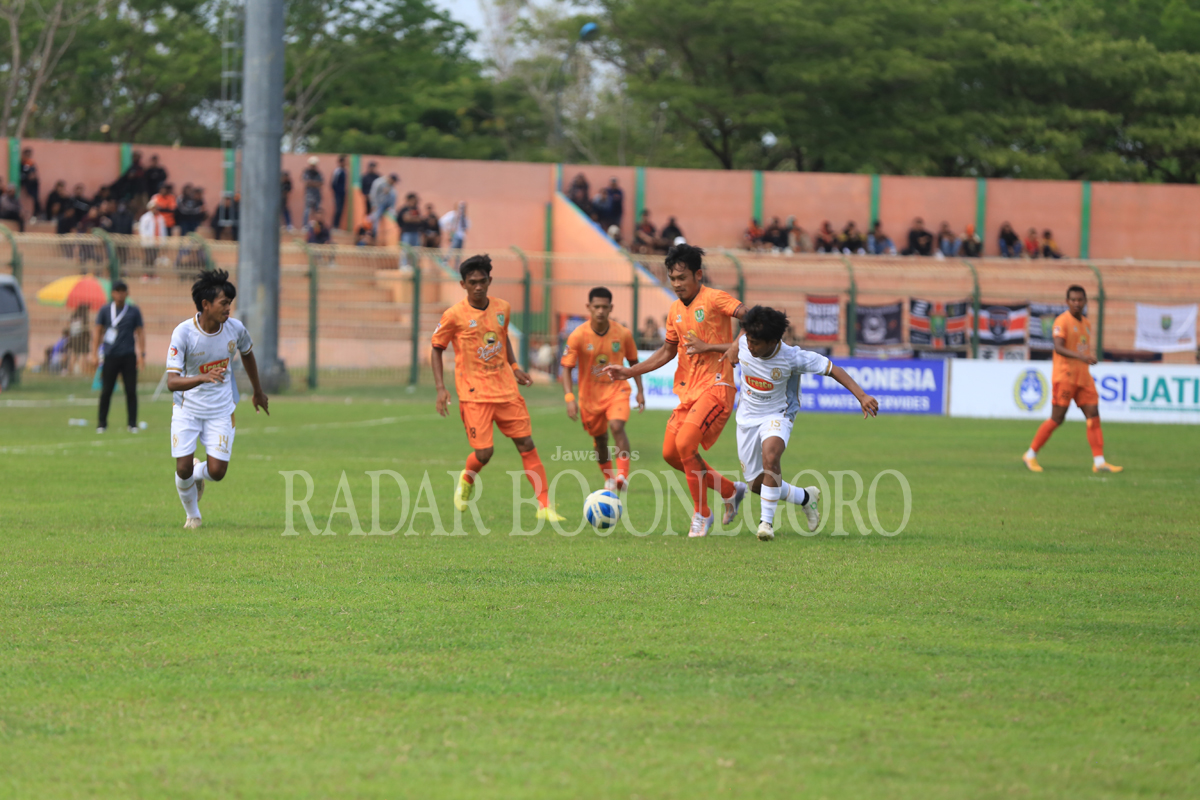 SAMA-SAMA AMBISI:  Bayu Nugroho Pemain Persibo ketika berhadapan dengan pemain Madiun Putra FC di SLS 7 Desember lalu. Kedua tim berambisi menduduki puncak klasemen Grup N Liga 3 Jatim.