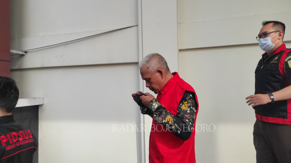 KASUS BOS: Sarwo Edi, Kepala SMPN 6 Bojonegoro ditetapkan tersangka kasus BOS, sedang keluar dari ruang penyidikan menuju Lapas untuk menjalani penahanan. (WAHYU DHANI ALFIANSYAH/RDR.BJN)