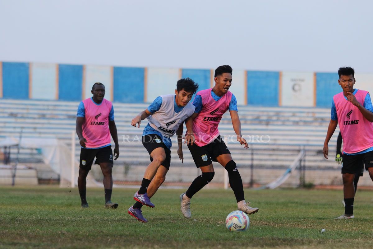 LATIHAN RINGAN: Pemain Persela berlatih di Stadion Surajaya Lamongan.  (ANJAR DWI PRADIPTA/RDR.LMG)