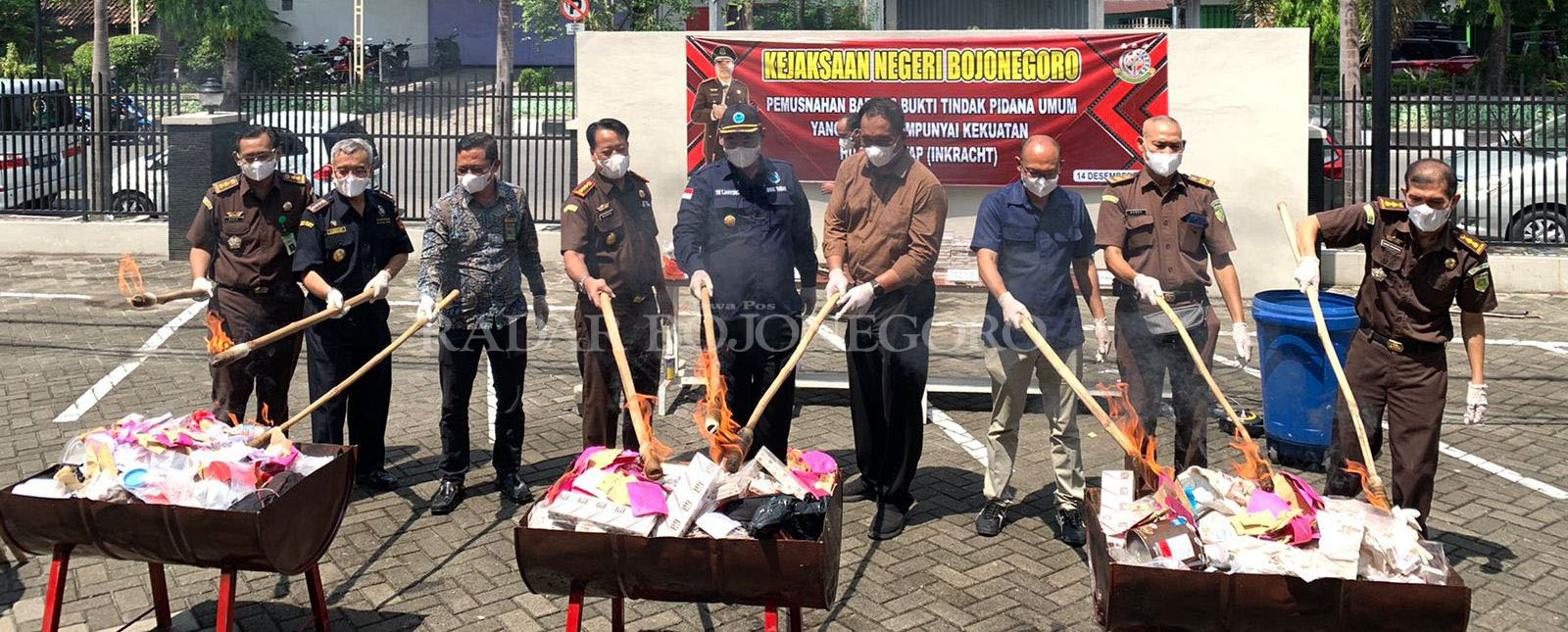 DIMUSAHKAN: Kejari Bojonegoro memusnahkan BB di halaman kantor setempat Kamis (15/12). (WAHYU DHANI ALFIANYAH/RADAR BOJONEGORO)
