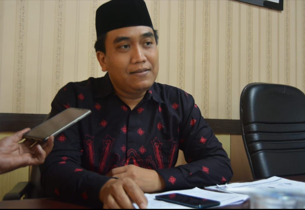 AUDIENSI: Anggota Komisi D DPRD Blora Achlif Nugroho Widi Utomo ajak para penjaga sekolah se-Blora untuk audiensi perihal nasib status PPPK pada 2024. (IST/RADAR BLORA)