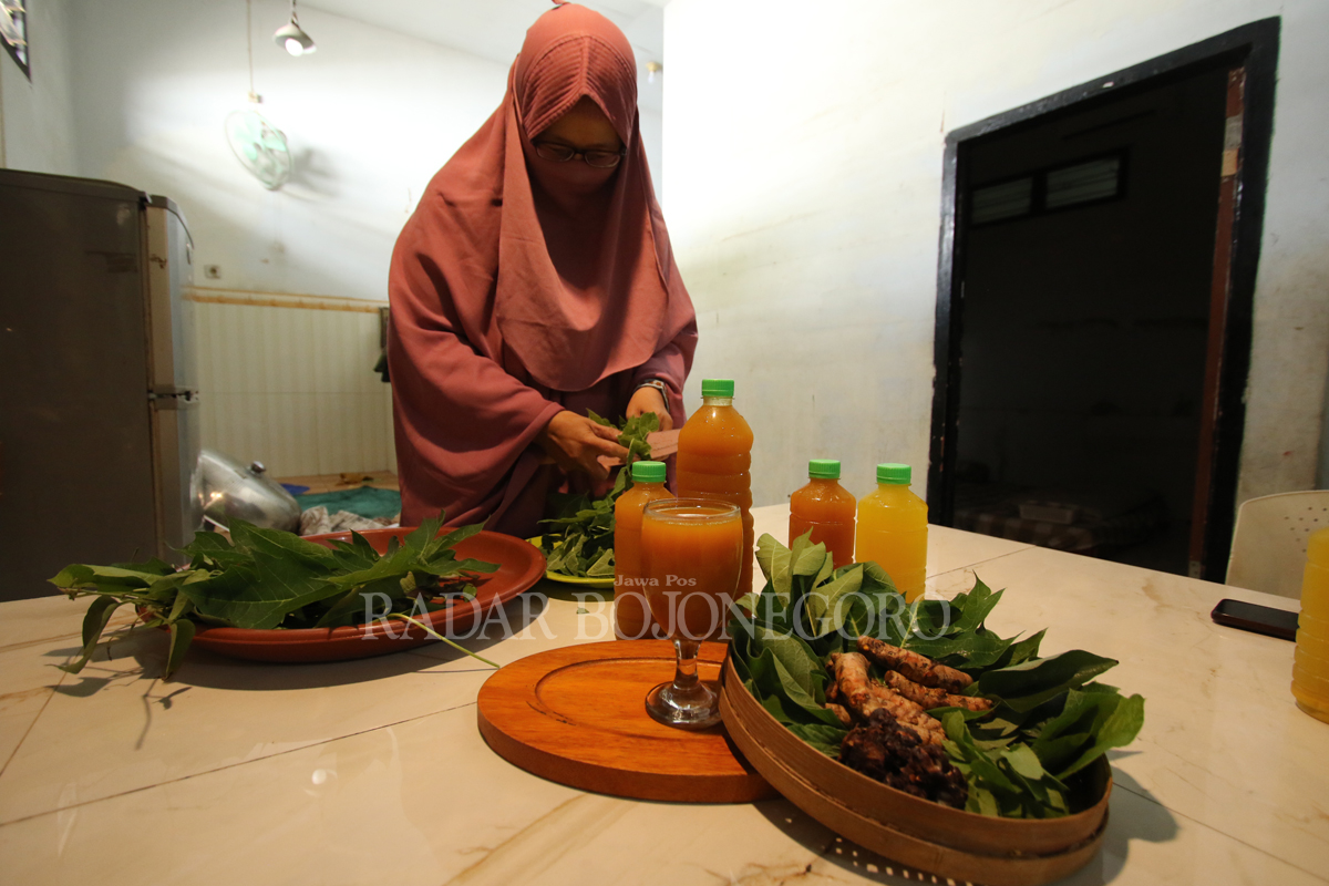 ALAMI: Produsen jamu di Lamongan, Mastuti Anisa tidak menggunakan bahan pengawet. (ANJAR DWI PRADIPTA/RDR.LMG)