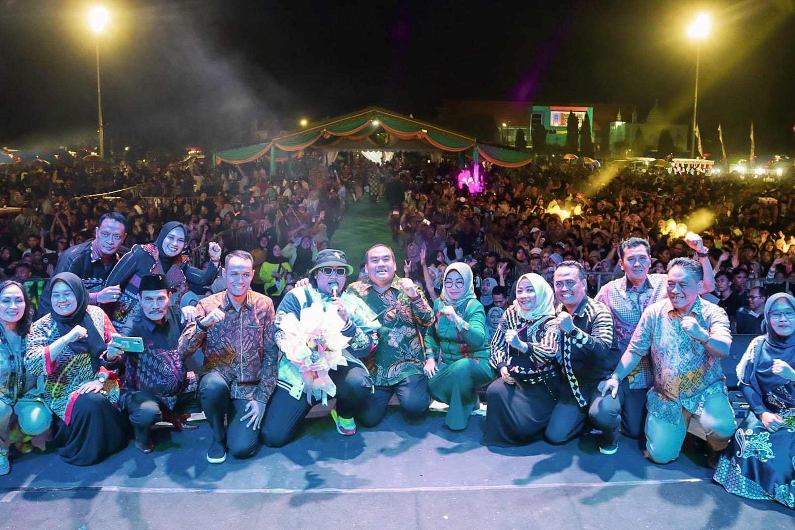 SESARENGAN MBANGUN BLORA: Bupati Blora beserta wakilnya dan jajaran Forkopimda foto bersama dengan Ndarboy Genk di panggung Resepsi HJB Blora ke-274. (PROKOPIM BLORA UNTUK RADAR BOJONEGORO)