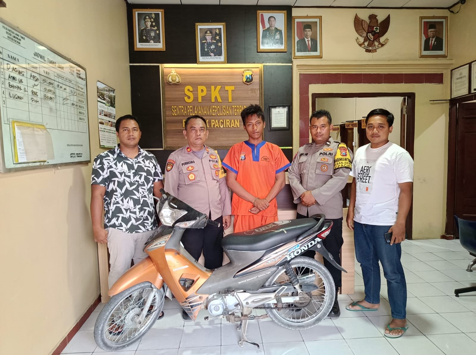 MERINGKUK: Warga Desa Brengkok, Kecamatan Paciran, Iwan Hadi Kusumo, 28, saat diamankan di Mapolsek Paciran setelah ketahuan mencuri motor di Desa Banjarwati, Kecamatan Paciran.  (IST./RDR.LMG )