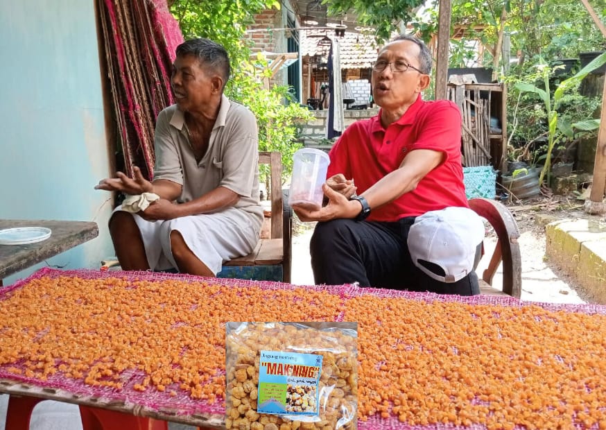 Mas Teguh saat berkunjung ke tempat produksi marning di Desa Gunungsari Kecamatan Baureno.
