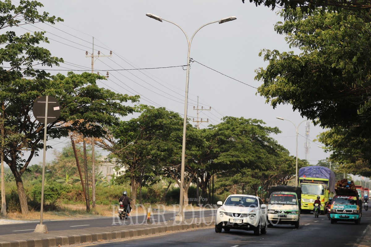 SERING PADAM: Lampu PJU di jalan nasional Lamongan sering padam karena rusak.(ANJAR DWI PRADIPTA/RDR.LMG)