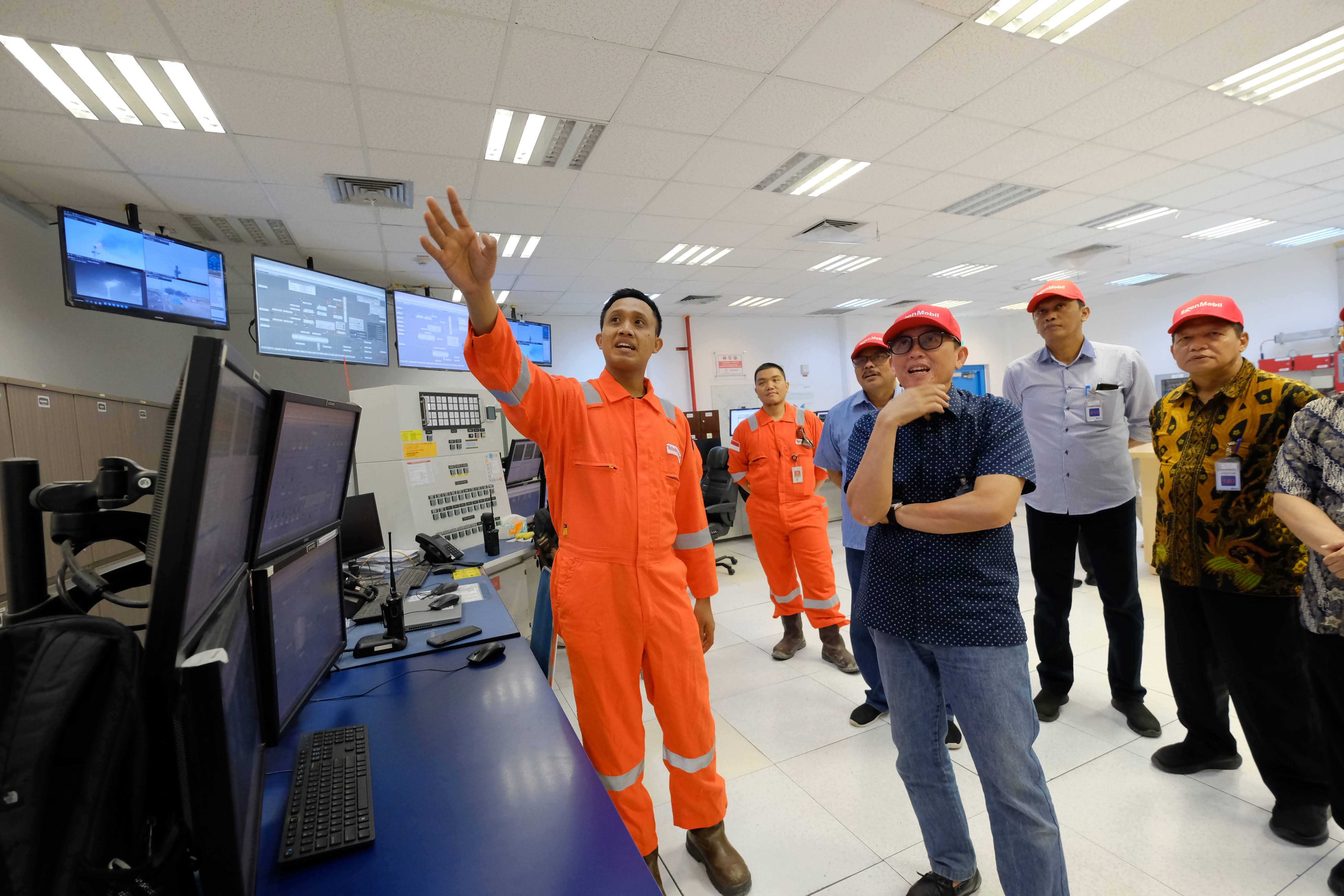 KUNJUNGAN LAPANGAN: Pj Bupati Bojonegoro Adriyanto mendengarkan pemaparan dari Bambang Agus Suwanto, operator migas asal Desa Cancung, Kecamatan Bubulan, di Lapangan Banyu Urip Minggu (18/12).