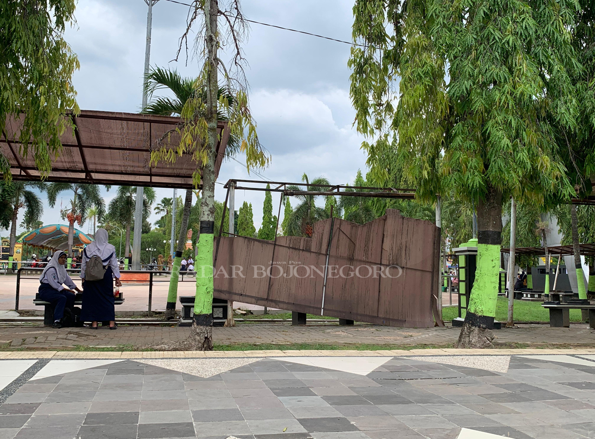 BUTUH PENATAAN: Kondisi Alun-Alun Blora tampak butuh penataan. Juga perlu perbaikan, sehingga alun-alun bisa jadi ikon Blora.  (RAHUL OSCARRA DUTA/RADAR BOJONEGORO)