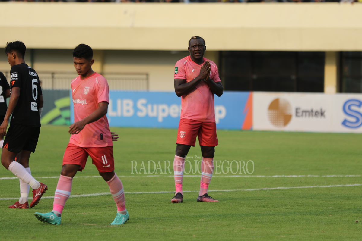 BELUM MAKSIMAL: Striker naturalisasi, Herman Dzumafo masih minim kontribusi gol saat bermain di fase grup Liga 2 lalu. (ANJAR DWI PRADIPTA/RDR.LMG)