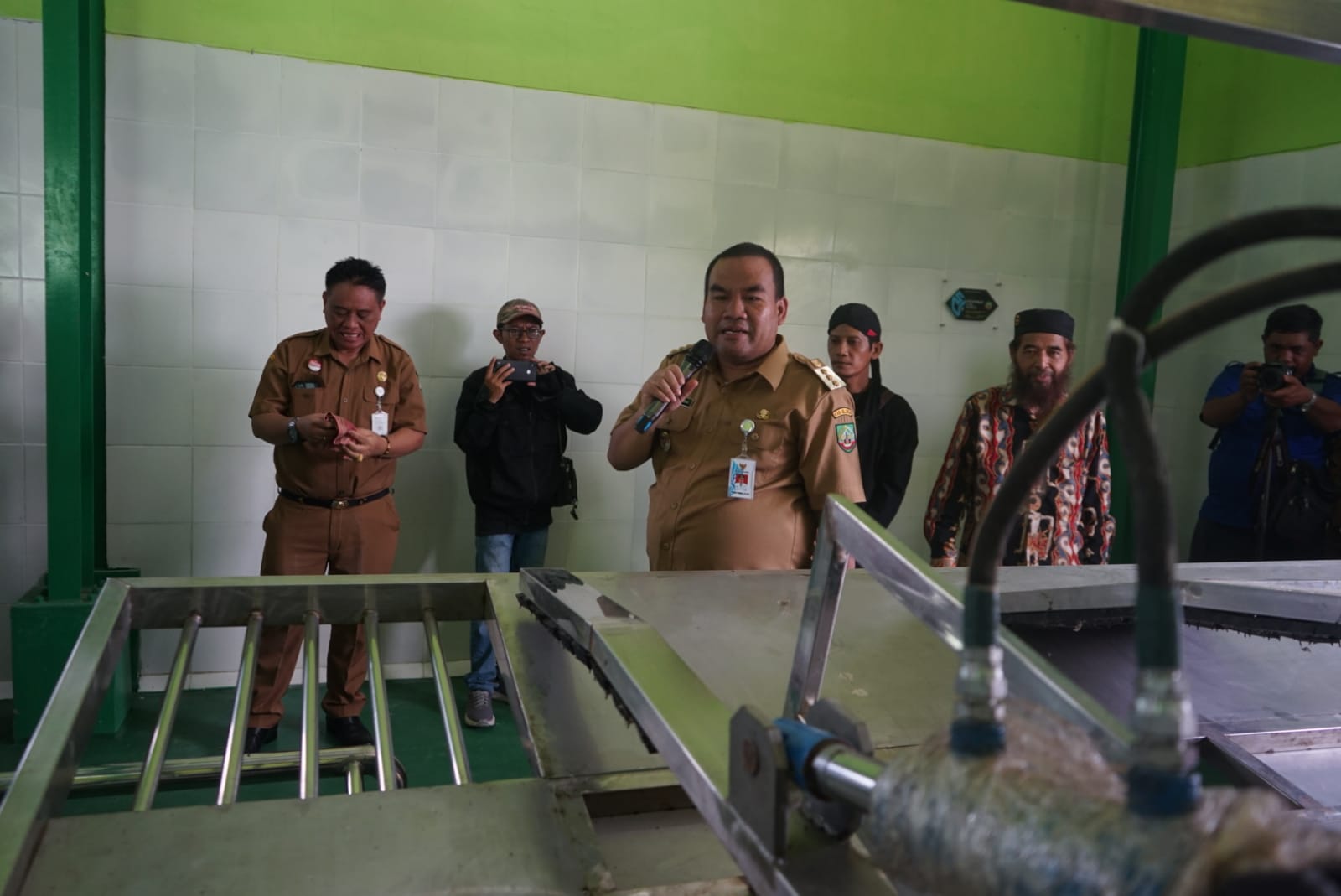 RUMINANSIA: Bupati Arief Rohman bersama jajarannya mengecek RPH ruminansia yang mulai beroperasi Selasa (19/12). (IST/RADAR BLORA)