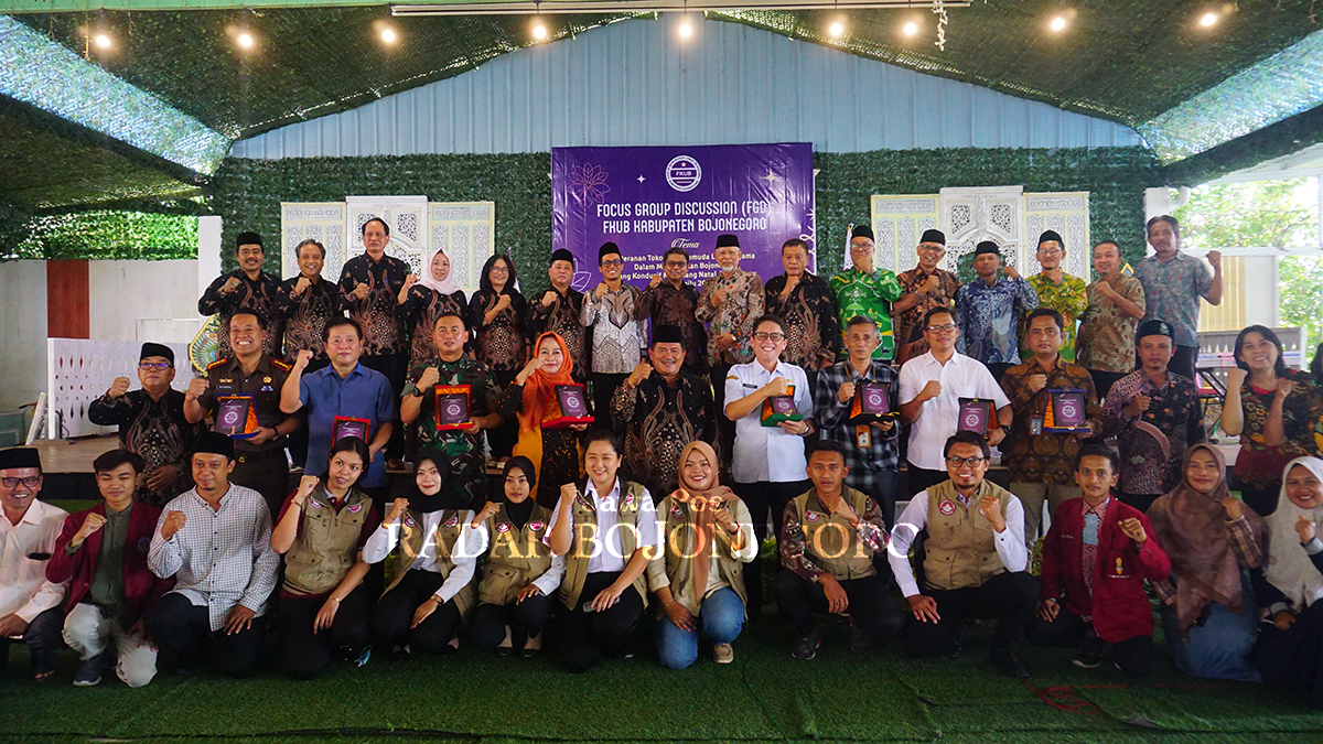 BERSAUDARA: Keluarga besar FKUB Bojonegoro, Pj. Bupati beserta forkopimda, KPU, dan Bawaslu siap wujudkan Bojonegoro aman, damai, dan penuh cinta kasih. (YUAN EDO/RADAR BOJONEGORO)