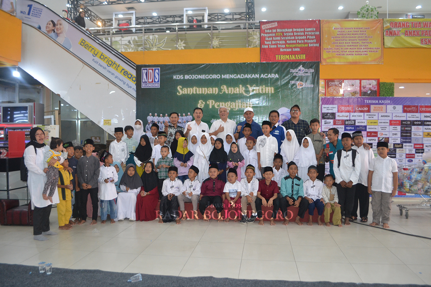 SEMOGA MANFAAT: KDS Bojonegoro memberikan santunan kepada 100 anak yatim bekerjasama dengan NURUL HAYAT Bojonegoro dan Baznas Bojonegoro. (IVAN DWI CHRISTIANTO/RADAR BOJONEGORO)