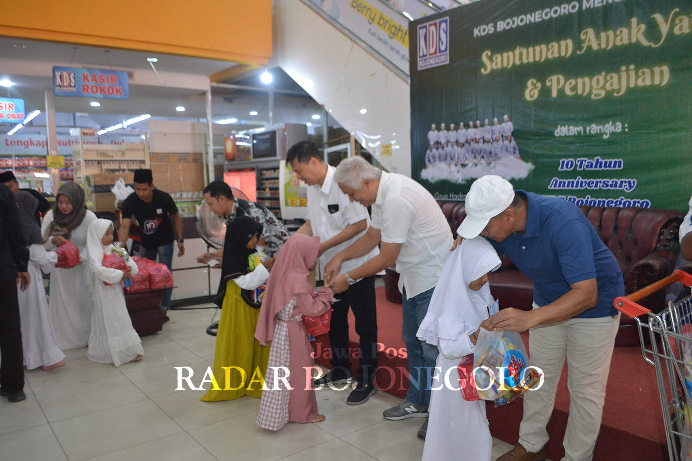PEDULI: Branch Manager KDS Bojonegoro, Go Titus Willy Goenadi saat memberikan santunan kepada 100 anak yatim. (IVAN DWI CHRISTIANTO/RADAR BOJONEGORO)