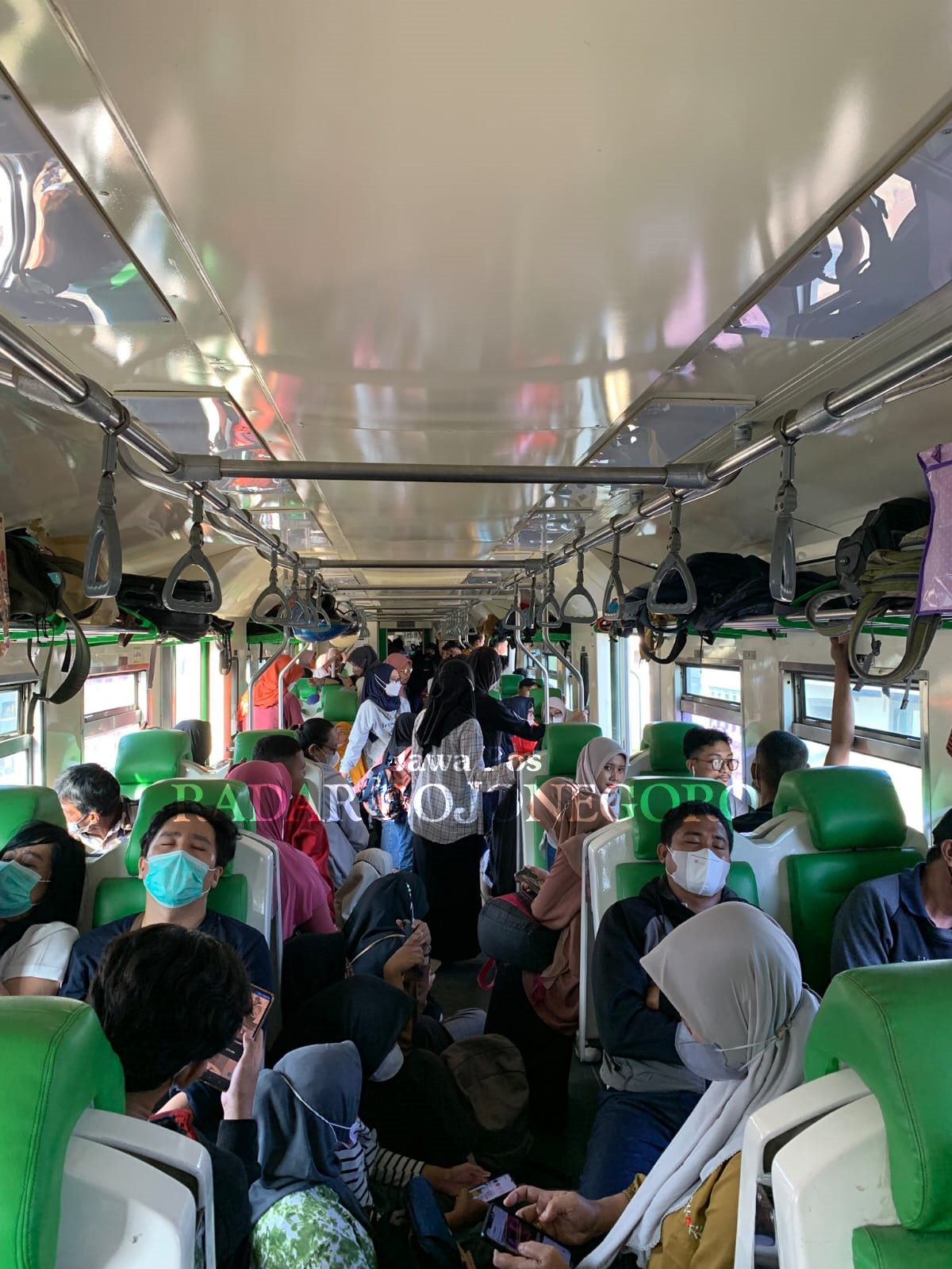 KERETA API LOKAL: Salah satu kereta api lokal dipenuhi penumpang. Menjelang Nataru akan ditambah empat kereta. (WAHYU DHANI ALFIANSYAH/RADAR BOJONEGORO)