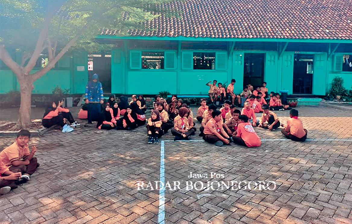 BERSIH: Lingkungan SDN Cepu 1 tampak bersih dan diusulkan sebagai calon sekolah adiwiyata. Targetnya, 150 sekolah juga akan diusulkan menuju predikat kabupaten sehat. (RAHUL OSCARRA DUTA/RADAR BLORA)