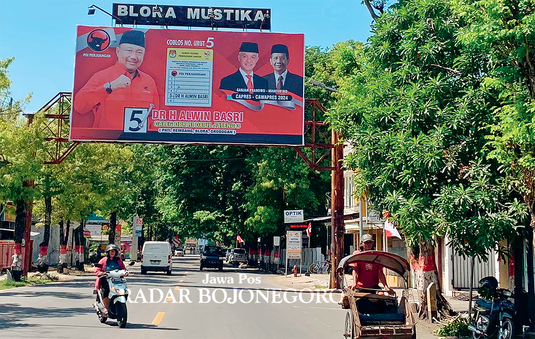 KAMPANYE: Papan reklame di jalan protokol Blora (Ahmad Yani) dipasang alat peraga kampanye (APK) salah satu caleg DPR RI. (RAHUL OSCARRA DUTA/RADAR BLORA)