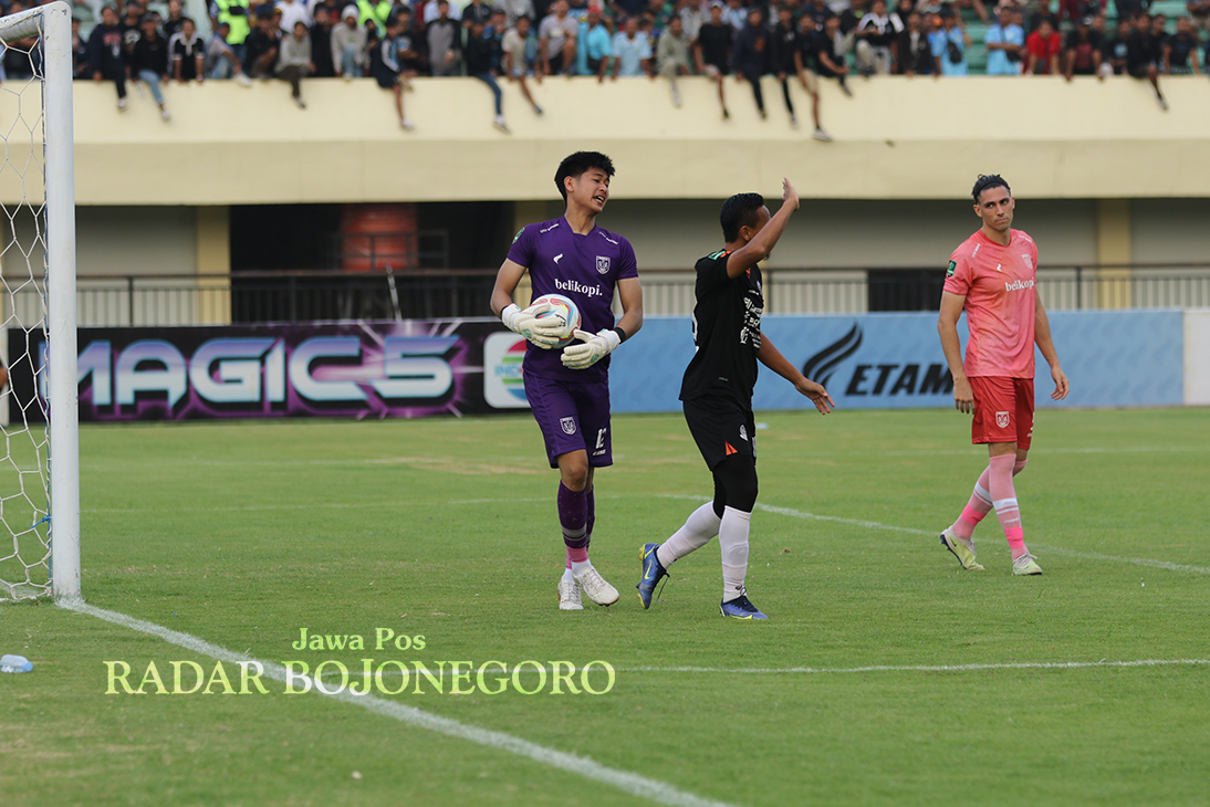 KIPER MUDA: Djanur meminta agar Havizd Fauzan Muzaki terus meningkatkan kemampuannya saat latihan. (ANJAR DWI PRADIPTA/RDR.LMG)