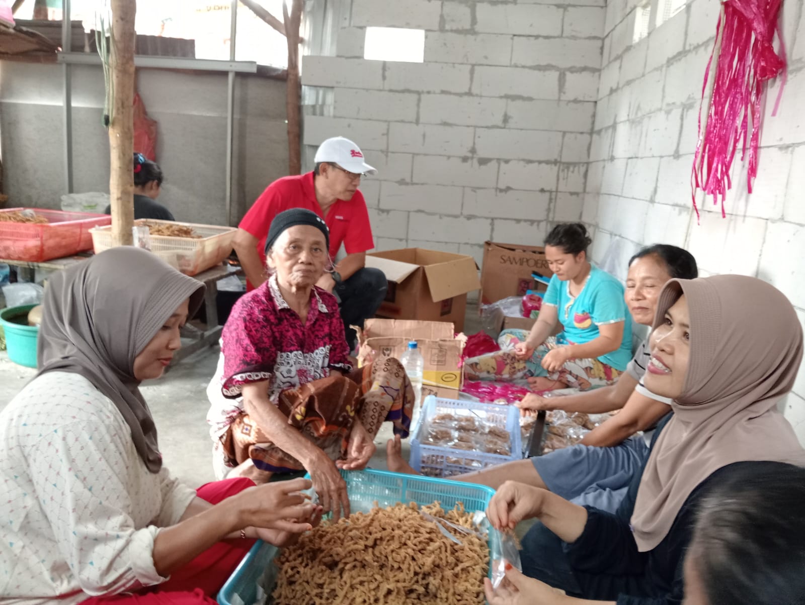 Mas Teguh mengunjungi produsen kripik usus yang dijalankan oleh bu Widya, asal Desa Genjor Kecamatan Sugihwaras.