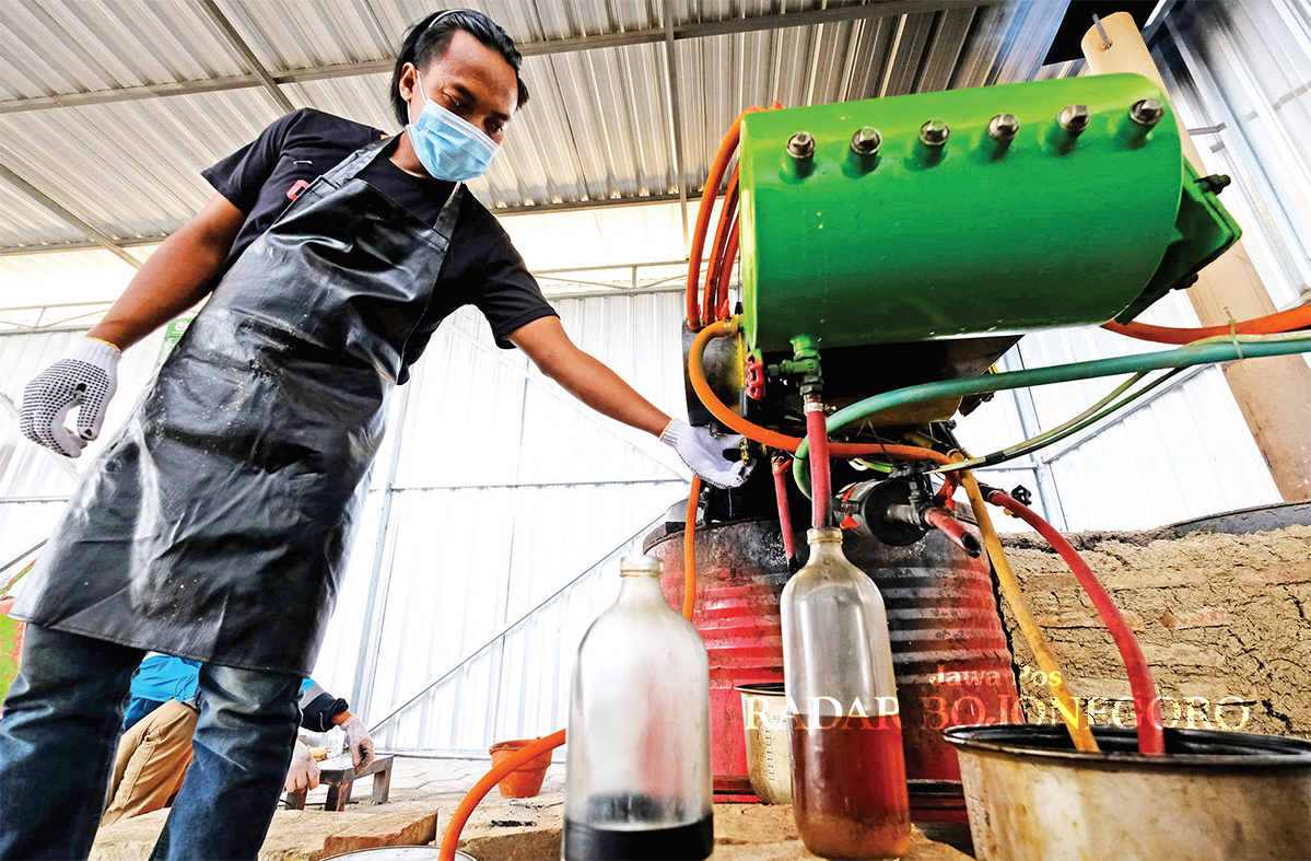 OLAH SAMPAH: Warga Desa Sendangharjo, Kecamatan Ngasem, Bojonegoro, memanfaatkan sampah menjadi energi. Bermula dari mendirikan bank sampah yang difasilitasi Pertamina EP Cepu.