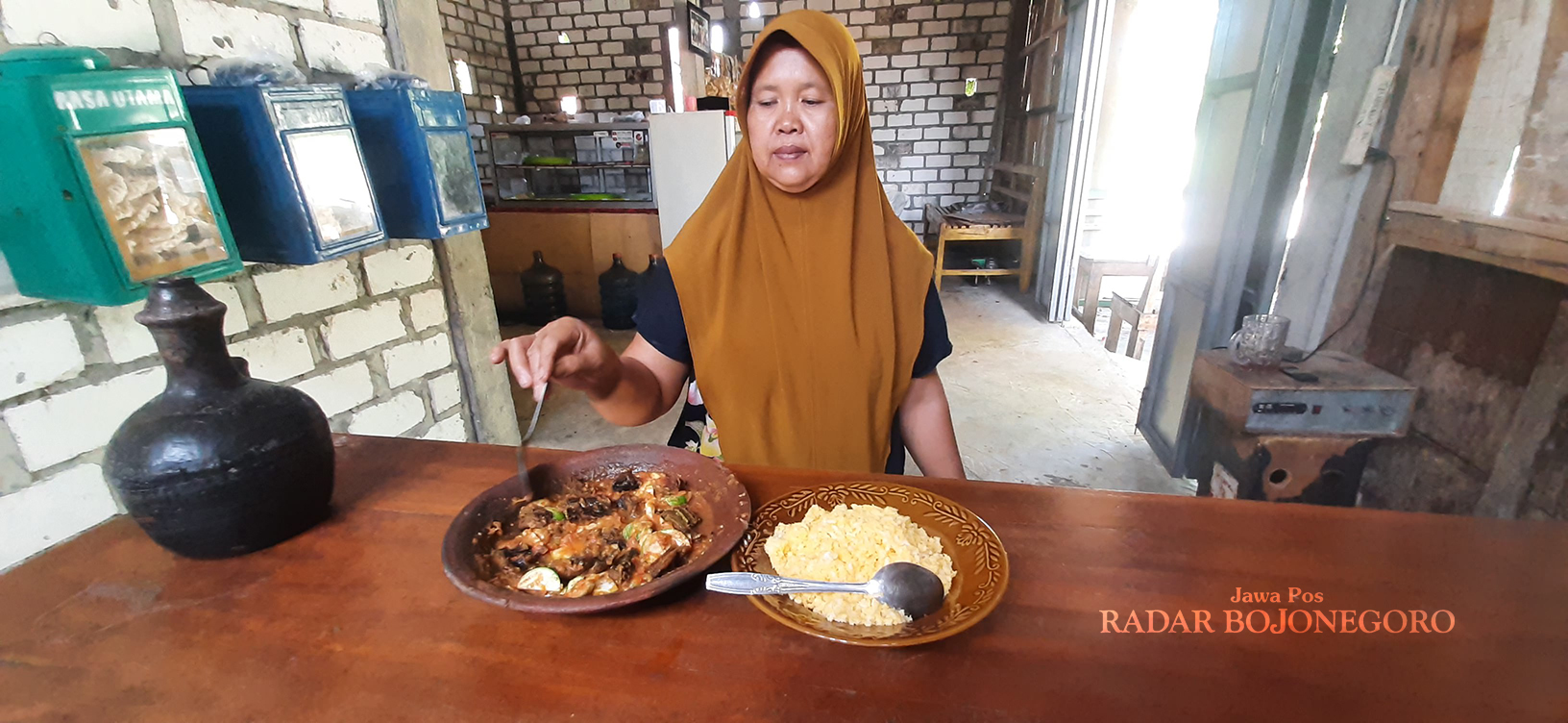BELASAN TAHUN LAYANI PELANGGAN: Warung belut cumpleng milik Sulastri di Desa Bronjong, Kecamatan Bluluk sering menjadi jujugan kuliner bagi mereka yang bepergian ke arah Bluluk.  (GAMAL A/RDR.LMG)