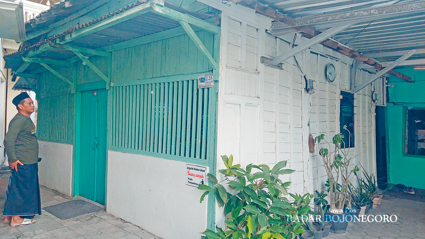 KOKOH: Rumah keluarga Kiai Usman masih kokoh dan belum banyak berubah semenjak ditempati pada 1917. (LUKMAN HAKIM/RADAR BLORA)