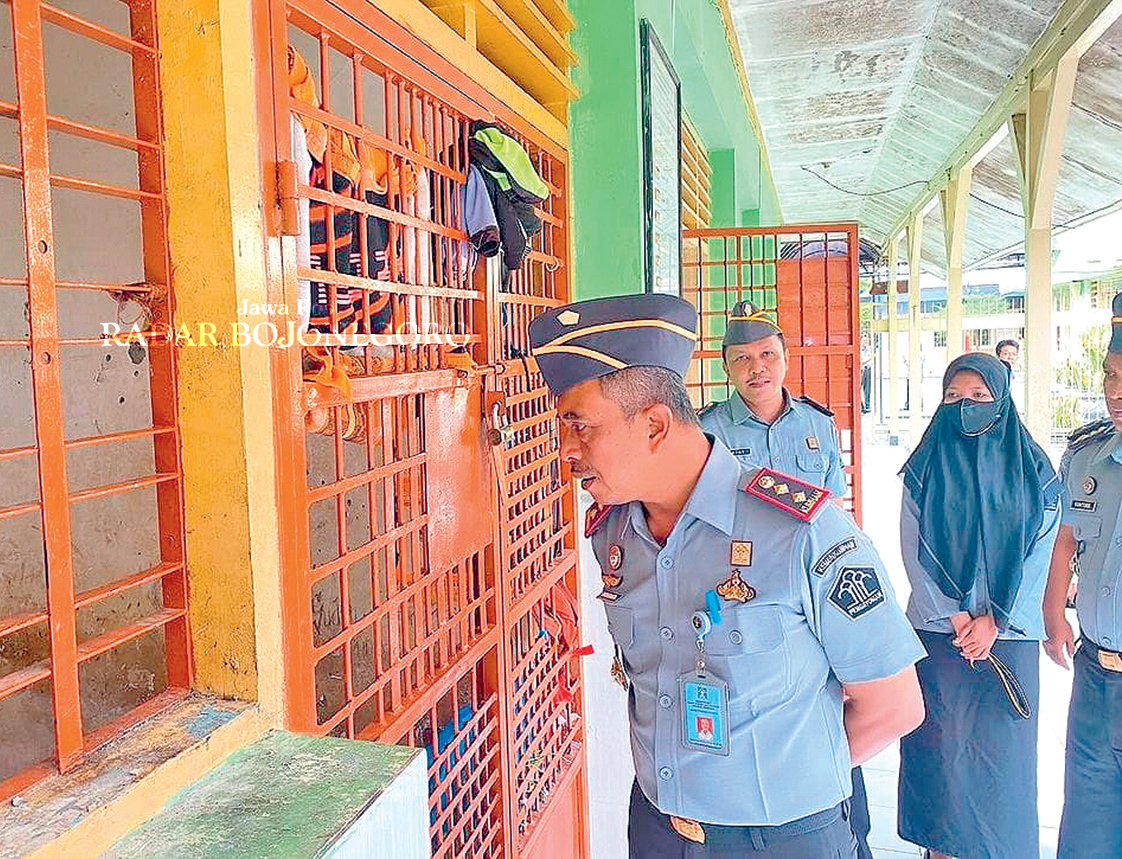 KONTROL: Kalapas Sugeng Indrawan saat melakukan giat kontrol blok hunian Lapas kelas IIA Bojonegoro. (HUMAS LAPAS FOR RADAR BOJONEGORO)