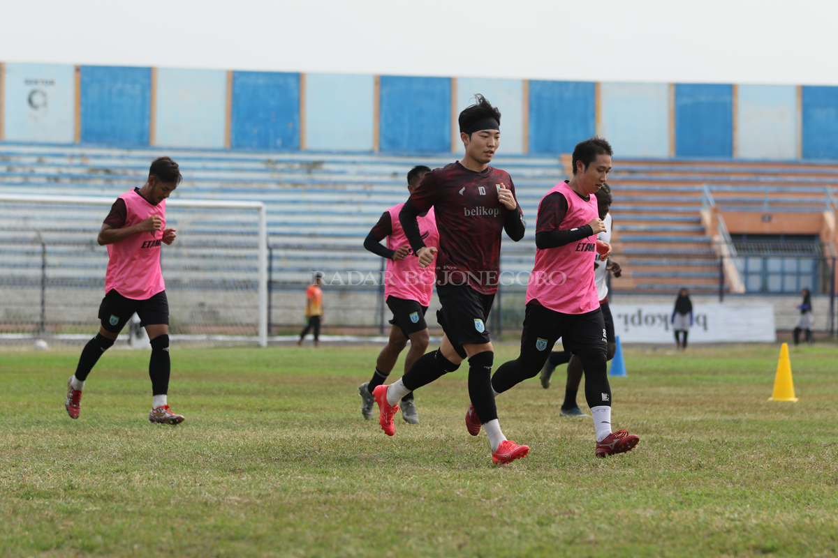 LEBIH KOMPETITIF: Lawan yang dihadapi di 12 besar nanti jauh lebih berat dibandingkan fase grup lalu, sehingga Djanur bakal lebih mematangkan persiapan. (ANJAR DWI PRADIPTA/RDR.LMG)
